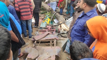 বাসের ধাক্কায় প্রাণ গেল ২ জনের