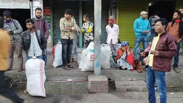 নাটোরে দ্বিতীয় দিনের মতো চলছে পরিবহন ধর্মঘট, দুর্ভোগে যাত্রীরা