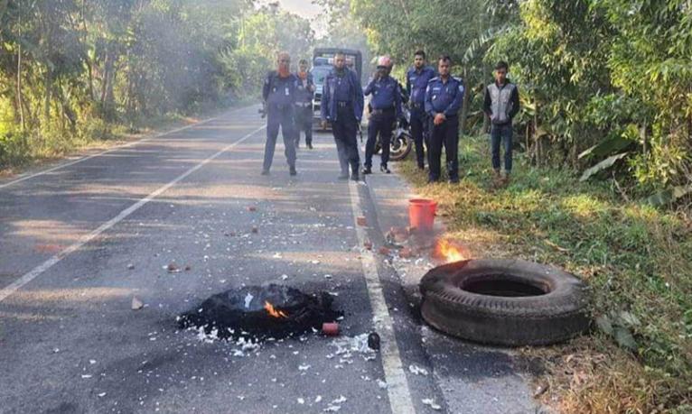 ফরিদপুরে সাতসকালে সড়কে বোমা বিস্ফোরণ