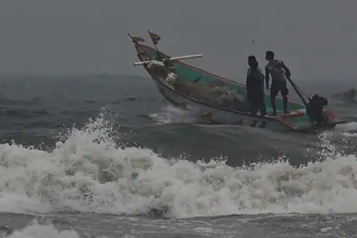 সাগরে ঘূর্ণিঝড় ‘মানদৌস’, সতর্ক সংকেত বাড়ল
