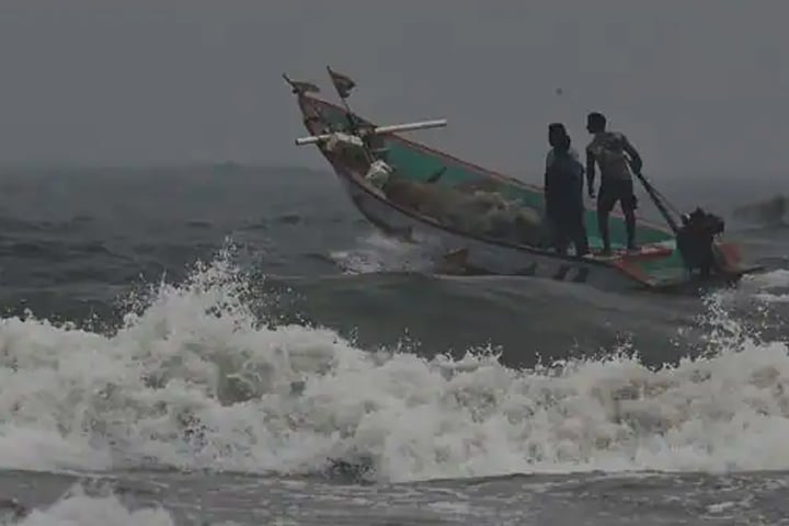 সাগরে ঘূর্ণিঝড় ‘মানদৌস’, সতর্ক সংকেত বাড়ল