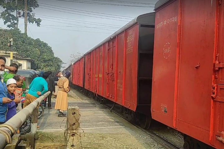 ঢাকার সঙ্গে উত্তরবঙ্গ-দক্ষিণাঞ্চলের ট্রেন চলাচল শুরু 