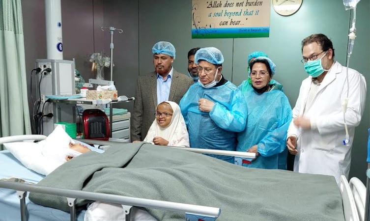 জমজ দুই বোন রাবেয়া-রোকেয়া’কে দেখতে সিএমএইচে পররাষ্ট্রমন্ত্রী