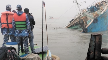 ভোলায় ডুবে যাওয়া তেলবাহী জাহাজ উদ্ধার অভিযান শুরু 