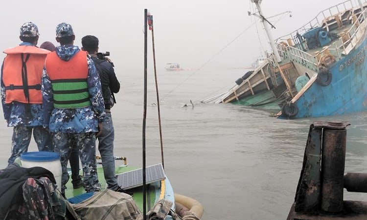 ভোলায় ডুবে যাওয়া তেলবাহী জাহাজ উদ্ধার অভিযান শুরু 