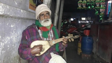 গান গেয়ে আর সংসার চলছে না মোবারক বয়াতির