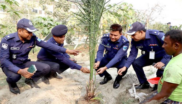 সিদ্ধিরগঞ্জ থানায় পুলিশের বৃক্ষ রোপণ কর্মসূচি পালন 