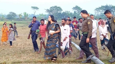 আড়াইহজারে ড্রেজার দিয়ে অবৈধ বালু উত্তোলন, ৪ ড্রেজার জব্দ