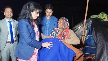 কম্বল নিয়ে রাতে বেদেপল্লিতে রংপুরের ডিসি