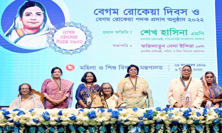 প্রধানমন্ত্রী পাঁচ নারীর হাতে ‘রোকেয়া পদক’ তুলে দিলেন 