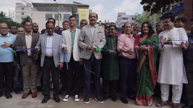 মিডিয়ানে লাগানো গাছে নাম্বারিং-জিপিআরএস ম্যাপিং করছে ডিএনসিসি