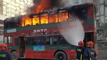 দিনে দুপুরে মিরপুরে বিআরটিসি বাসে আগুন