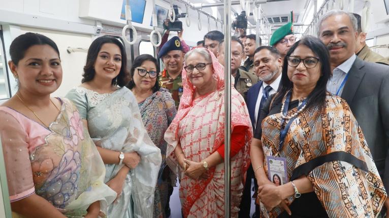 প্রধানমন্ত্রীর মেট্রোরেল যাত্রায় রিয়াজ-তিশাসহ একঝাঁক তারকা