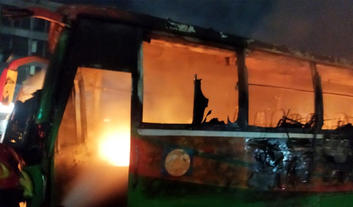 যাত্রাবাড়ীতে যাত্রীবাহী বাসে আগুন