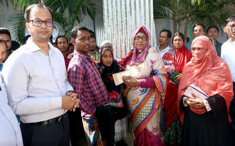 আনোয়ারায় ক্ষতিগ্রস্তদের মাঝে টিন ও নগদ অর্থ বিতরণ করলেন ওয়াসিকা