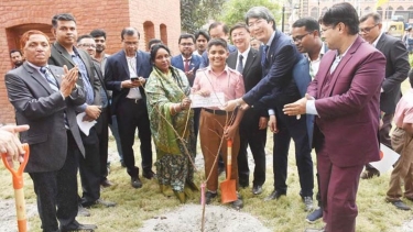 নগরীতে জাপানের রাষ্ট্রদূত, রোপণ করলেন ‘সাকুরা’ গাছ