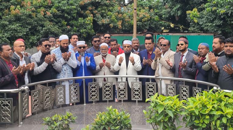 মাজার জিয়ারত করে প্রচারণায় নামলেন জিএম কাদের