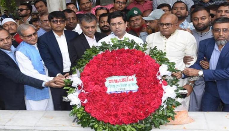জন্মদিনে পিতার কবরে শ্রদ্ধাঞ্জলি অর্পণ করেছেন মেয়র তাপস