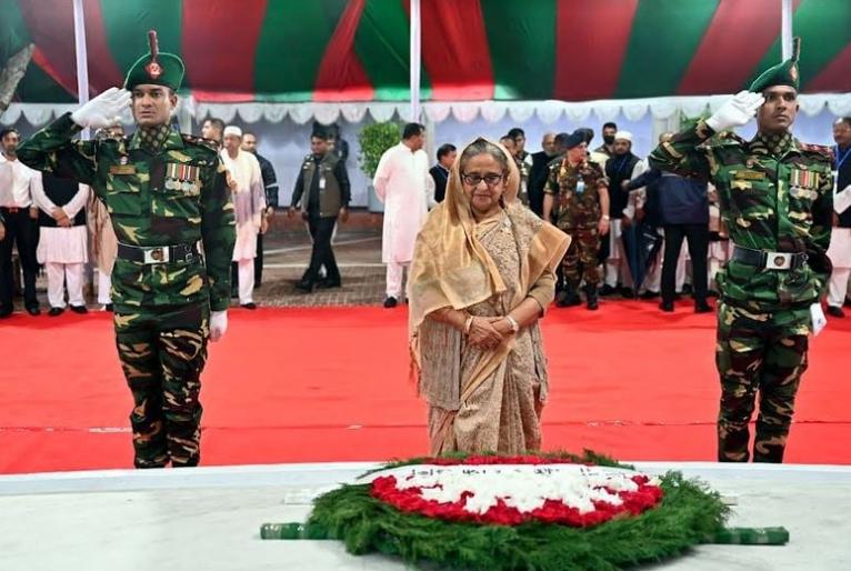 টুঙ্গিপাড়ায় বঙ্গবন্ধুর সমাধিতে প্রধানমন্ত্রীর শ্রদ্ধা নিবেদন