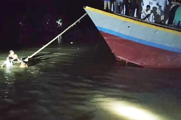 মুন্সীগঞ্জে যাত্রীবাহী ট্রলারডুবি, ২ মরদেহ উদ্ধার