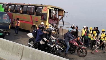 পদ্মা সেতুর ওপর দুই বাসের মুখোমুখি সংঘর্ষ