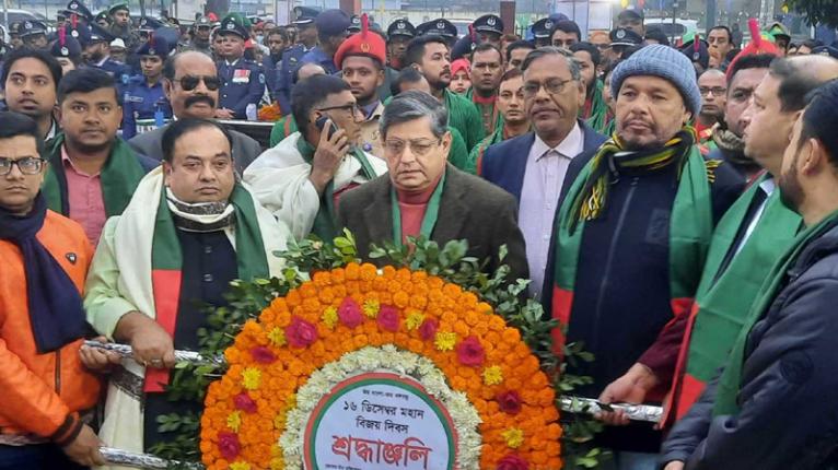 ব্রাহ্মণবাড়িয়া ফারুকী পার্কের স্মৃতিসৌধে মোকতাদির চৌধুরীর শ্রদ্ধা নিবেদন