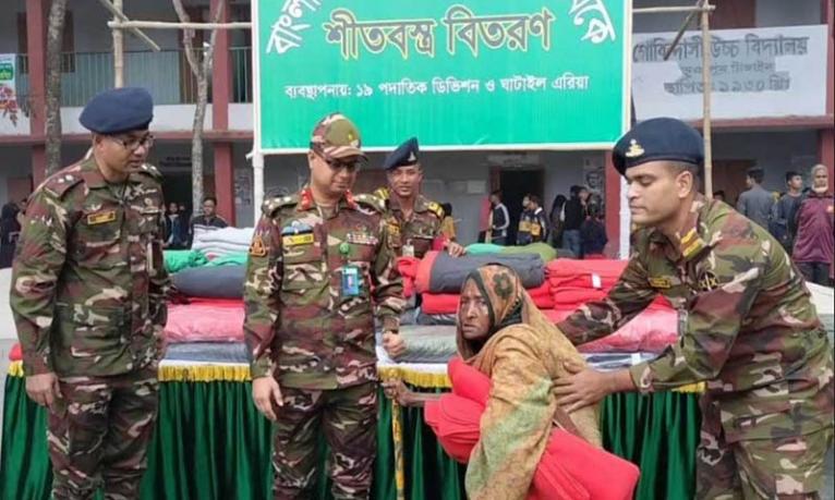 টাঙ্গাইলে শীতার্তদের মধ্যে সেনাবাহিনীর কম্বল বিতরণ