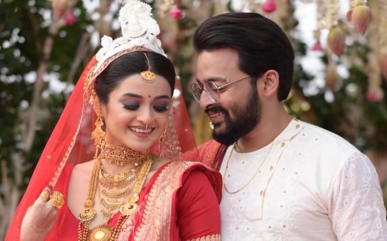 সাত পাকে বাঁধা পড়লেন সৌরভ-দর্শনা