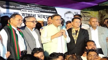 রাঙ্গুনিয়ায় ভোটারদের দুয়ারে দুয়ারে তথ্যমন্ত্রী হাছান মাহমুদের ভোট প্রার্থনা