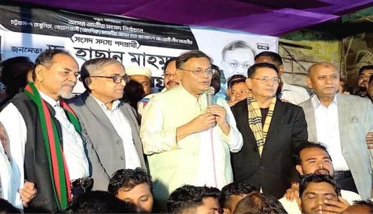 রাঙ্গুনিয়ায় ভোটারদের দুয়ারে দুয়ারে তথ্যমন্ত্রী হাছান মাহমুদের ভোট প্রার্থনা