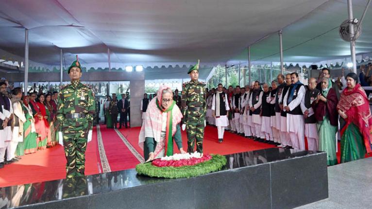 বিজয় দিবসে বঙ্গবন্ধুর প্রতি প্রধানমন্ত্রীর শ্রদ্ধা