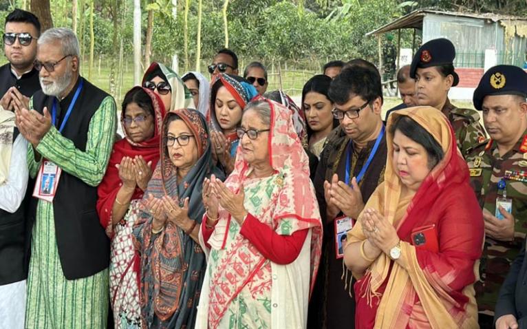 পীরগঞ্জে স্বামীর কবর জিয়ারত করলেন প্রধানমন্ত্রী