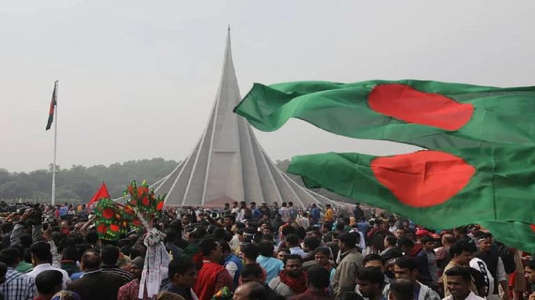 জাতীয় স্মৃতিসৌধে সর্বস্তরের মানুষের ঢল