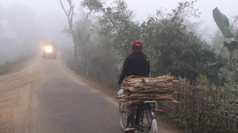 দেখা মিলছে না সূর্য, হিমশীতল কুয়াশায় নাজেহাল পঞ্চগড়