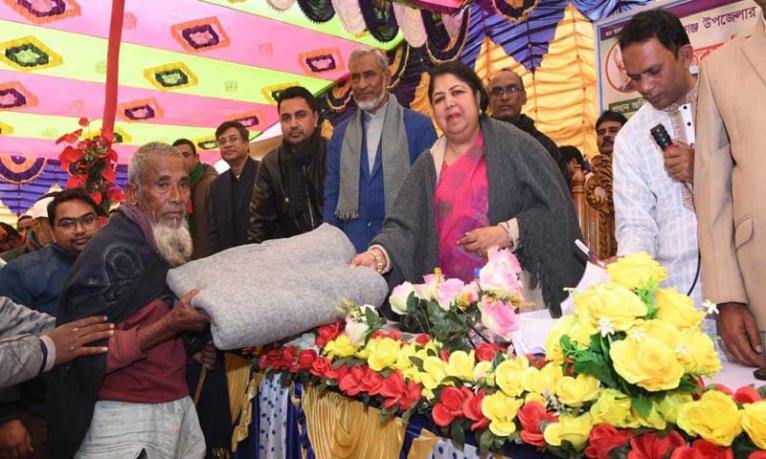 নিজ নির্বাচনী এলাকায় শীতার্তদের মধ্যে শীত বস্ত্র বিতরণ করলেন - স্পীকার