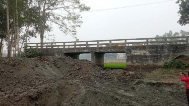 কালভার্টের মুখ বন্ধ করে পুকুর খনন পানি সংকটের শঙ্কায় কৃষকরা