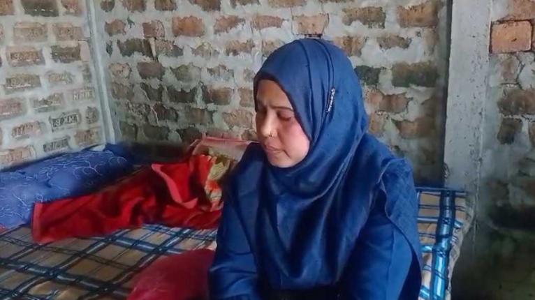 বিয়ের দাবিতে গ্রিস প্রবাসীর বাড়িতে সৌদি প্রবাসী প্রেমিকার অনশন