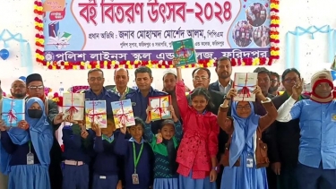 ফরিদপুরে ৩ লাখ ৩৩ হাজার শিক্ষার্থীর হাতে নতুন বই