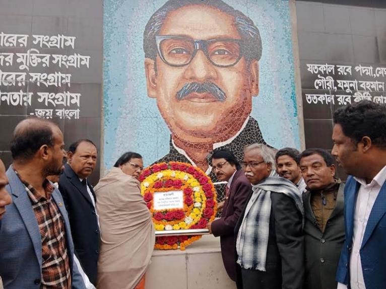 লালমনিরহাটে জাতির পিতা বঙ্গবন্ধুর প্রতিকৃতিতে আওয়ামী লীগ নেতৃবৃন্দের শ্রদ্ধা