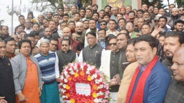 বঙ্গবন্ধুর প্রতিকৃতিতে চতুর্থবারের মতো নির্বাচিত সংসদ সদস্য ইকবালুর রহিমের শ্রদ্ধা