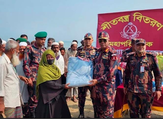 বিজিবি মহাপরিচালকের মিয়ানমার সীমান্ত পরিদর্শন ও শীতার্তদের মাঝে শীতবস্ত্র বিতরণ