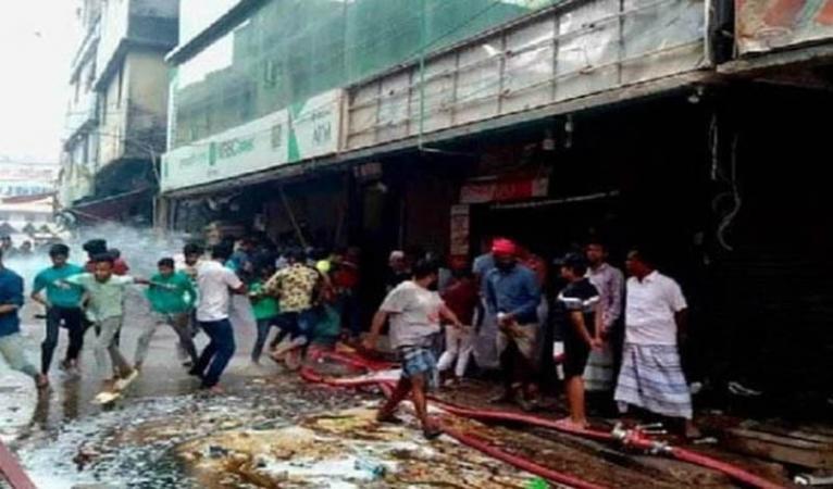 টঙ্গীতে মার্কেট ভবনের গুদামে আগুন ব্যাপক ক্ষয়ক্ষতি