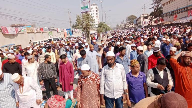 তুরাগতীরে দেশের বৃহত্তম জুমার জামাত অনুষ্ঠিত