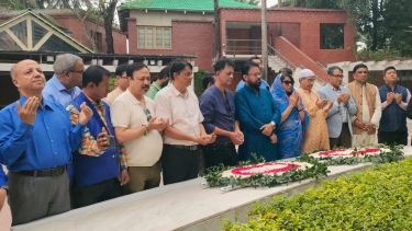 জাতির পিতার সমাধিতে জাতীয় ও আগরতলা প্রেসক্লাব কর্মকর্তাদের শ্রদ্ধা