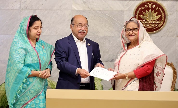 টাঙ্গাইল শাড়িসহ প্রধানমন্ত্রীর কাছে ৩ পণ্যের জিআই সনদ হস্তান্তর