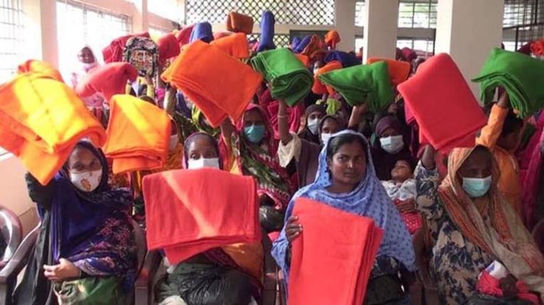 কুমিল্লার বুড়িচংয়ে অসহায়দের মধ্যে শীতবস্ত্র বিতরণ