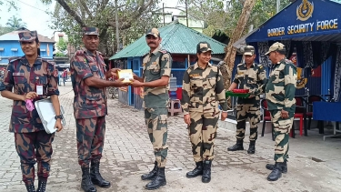 স্বাধীনতা দিবসে হিলি সীমান্তে বিএসএফকে মিষ্টি উপহার