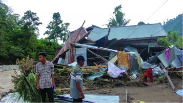 ইন্দোনেশিয়ায় বন্যা ও ভূমিধসে মৃত বেড়ে ২৬