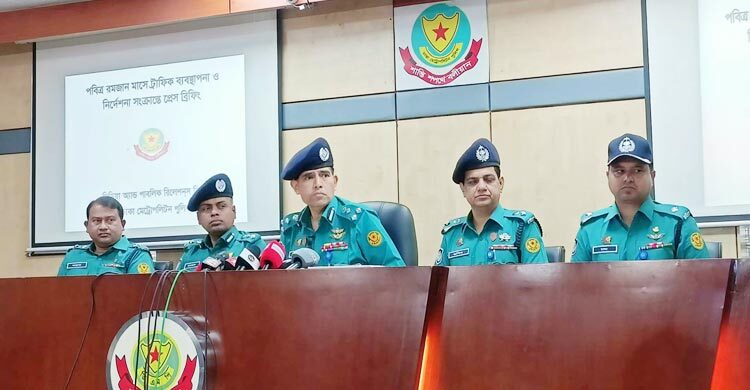সড়কে ব্যবসায়ীদের বসতে দেবে না ট্রাফিক পুলিশ