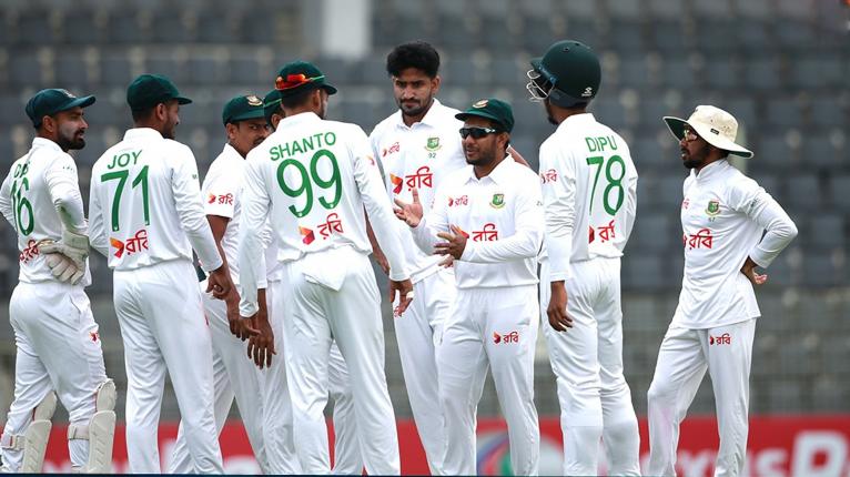 ৩০০ ছাড়াল শ্রীলঙ্কার লিড, মানকাড করতে চেয়েও পারলেন না খালেদ
